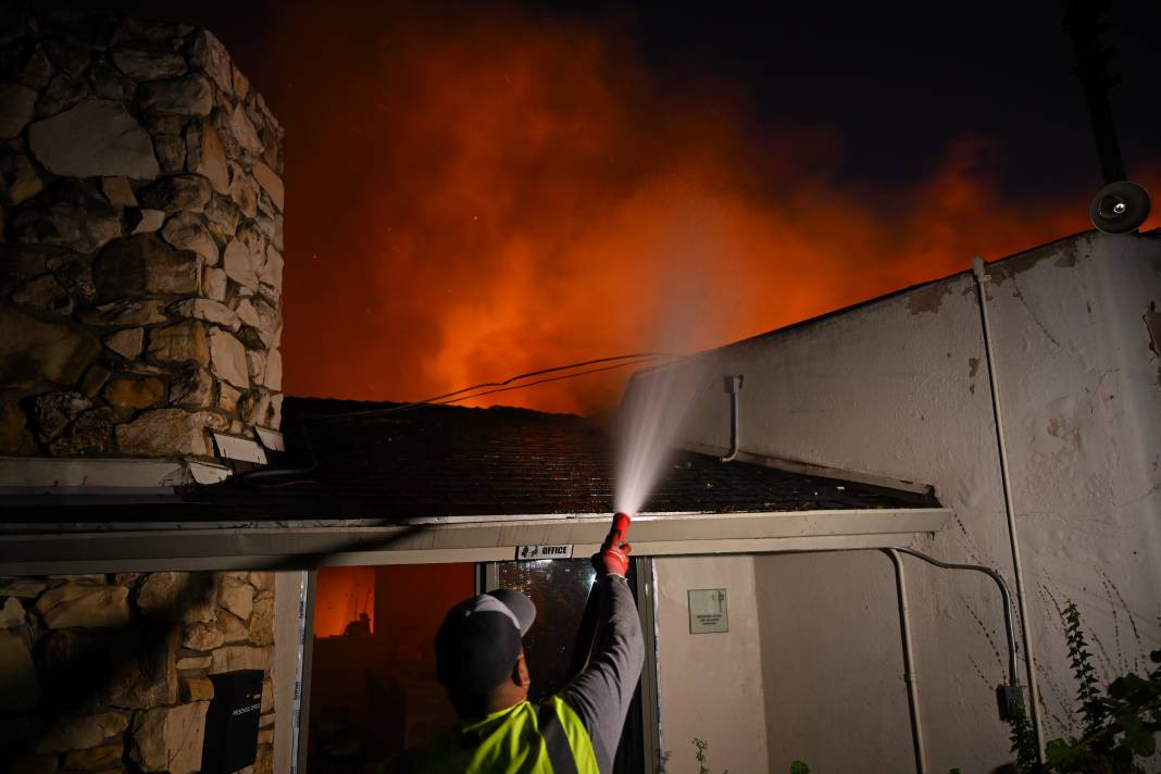 ABD cehennemi yaşıyor! Yangın felaketinde 5 ölü, 100 bin kişiye tahliye emri - Resim: 39